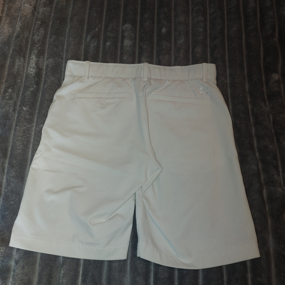 Under Armour White Bermuda Shorts Lightweight and Minimalist, Size 4 - Picture 9 of 10